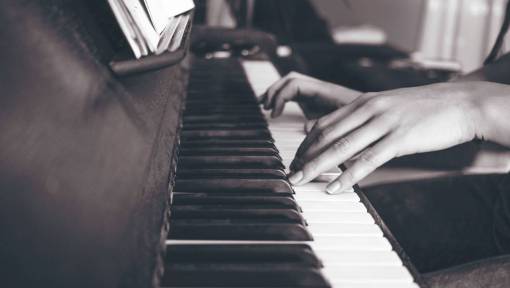 teclados piano teclado blanco y negro instrumento musical musica mano