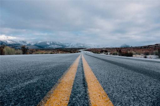 pavimento carretera pavimento montañas cielo nubes nieve frío