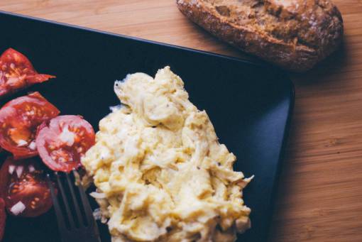 huevo huevos revueltos tomates pan desayuno comida
