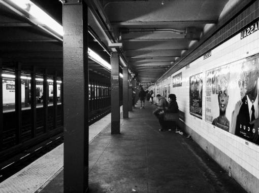 blanco y negro estación de metro ciudad urbano subterráneo gente blanca y negra