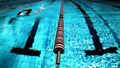 fitness piscina agua azul atleta ejercicio físico