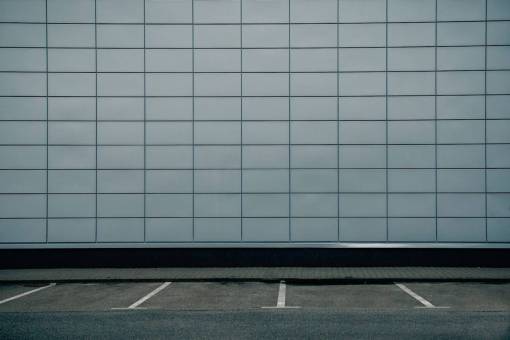 para caminar pared lineas estacionamiento en la carretera gris