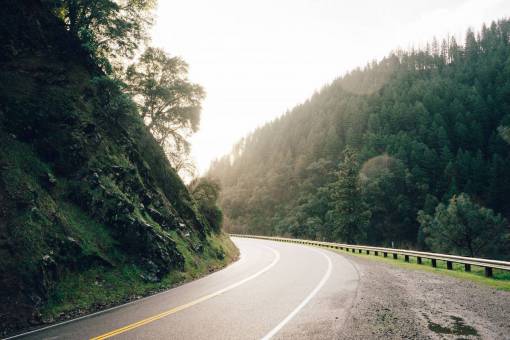 autopista Carretera sinuosa barandilla rural montañas colinas árboles pavimento
