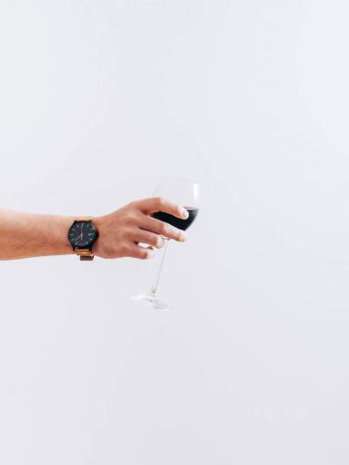 reloj copa de vino alcohol beber manos reloj blanco