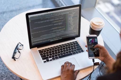 web mujer desarrollador laptop macbook mac gafas café
