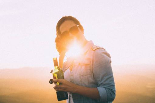 puesta del sol mujer sosteniendo botella vino vino vino tinto beber alcohol