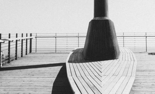 cubierto banco de madera barandilla de la terraza en blanco y negro
