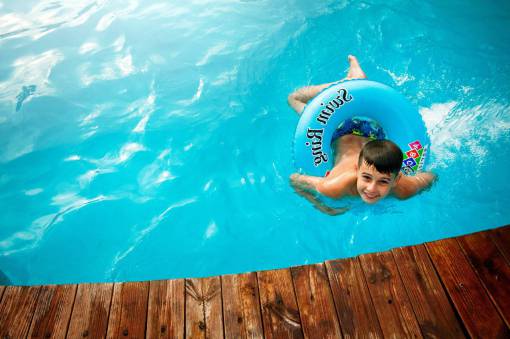 cubierto niño joven, piscina, agua, mojado, niño