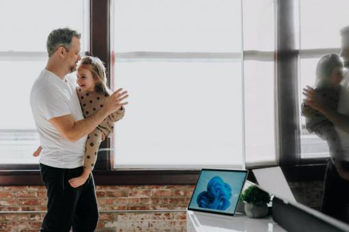 sostener Padre sosteniendo a su hija en casa