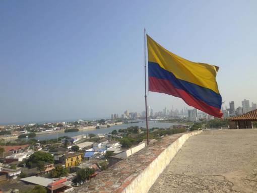 Bandera de Colombia ondeando al aire libre