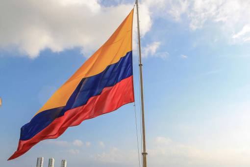 Bandera de Colombia ondeando al aire libre