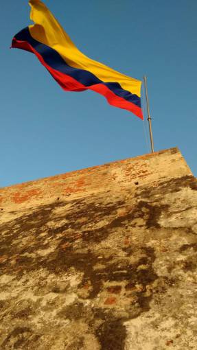 Bandera de Colombia ondeando al aire libre