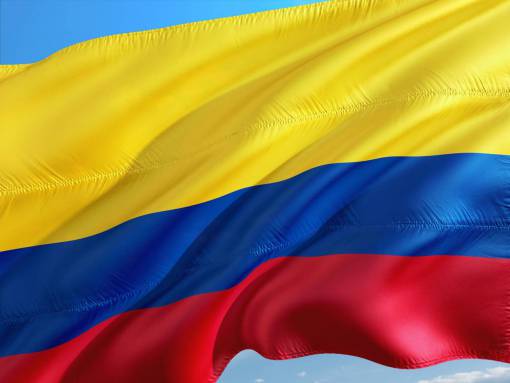 Bandera de Colombia ondeando al aire libre