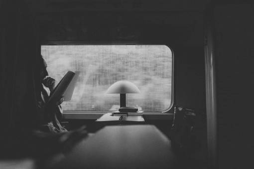 mesa hombre;Lectura;libro;tren;Viajar en el interior de la mesa mirando a través de la ventana de la ventana transporte de viajes