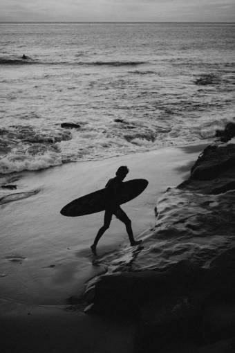 atardecer surf;blanco y negro;playa naturaleza arena ola agua blanco y negro al aire libre