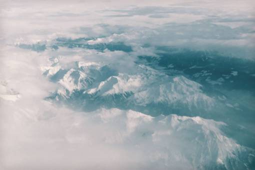 paisaje de nieve por encima de las nubes cielo montañas picos cumbre nieve naturaleza