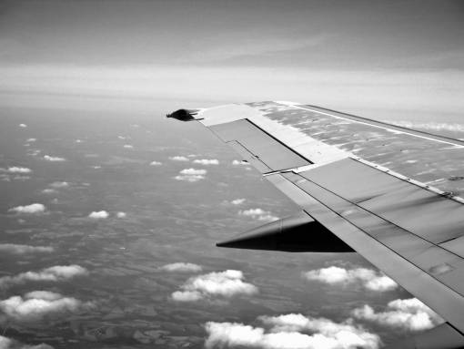 arriba ala de avión volando cielo sobre las nubes vista aérea