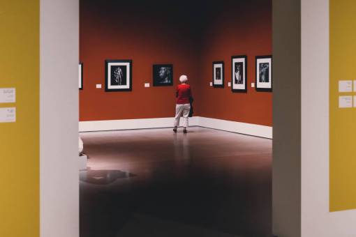 muse alone  solo  art  gallery  museum  travel  red