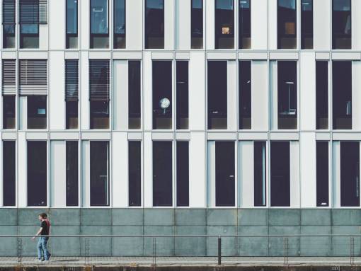 arquitectura edificio infraestructura fachada gente hombres caminar
