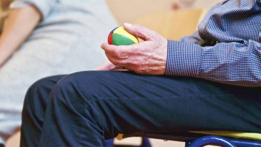 adulto mayor bola gente anciano anciano sentado