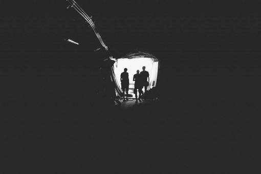 entrada entrada del túnel de personas en blanco y negro abierta
