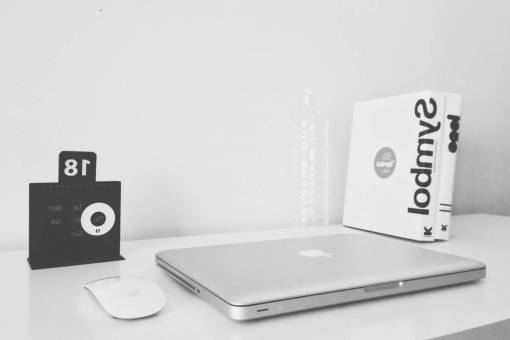 raton reloj de ratón de ordenador portátil macbook libro de texto vintage blanco y negro