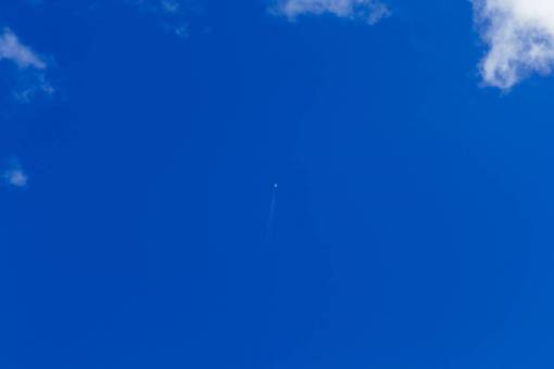 volador cielo azul nubes avion jet volando