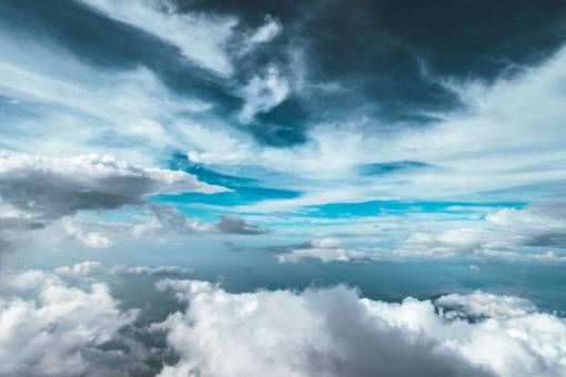 volador cielo azul nubes nublado vista aérea volando