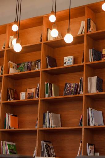 educacion estantería de libros biblioteca escuela educación conocimiento luz