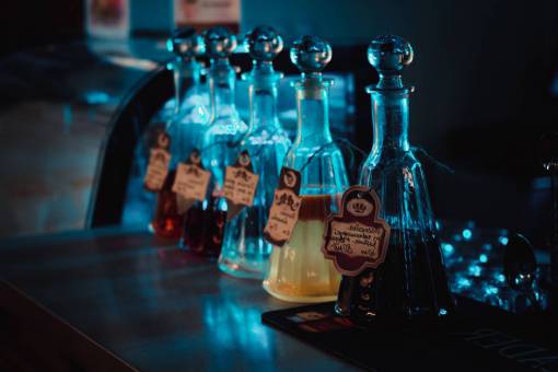 etiqueta botella vidrio condimentos mesa luces azul bokeh