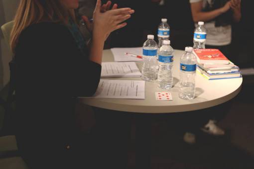 reunion agua embotellada reunión del equipo libros papeles niña mujer