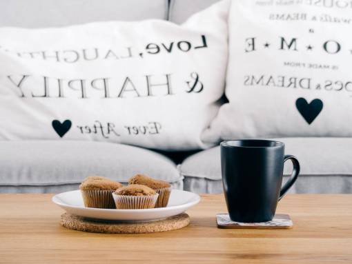 magdalena desayuno muffins mesa de café sofá almohadas decoración