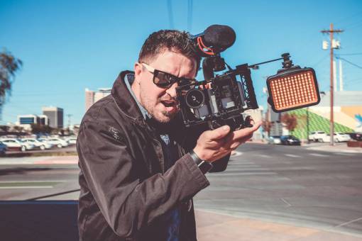 pelicula camarógrafo hombre chico micrófono carretera farola