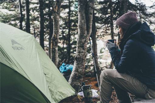 toque tienda de campaña naturaleza niña mujer gente chaqueta