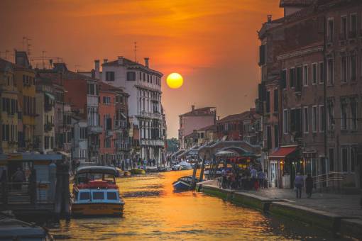 canal canal agua barco vela edificios italia puesta de sol