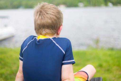 recreativo niño verano lago agua niño niño hierba