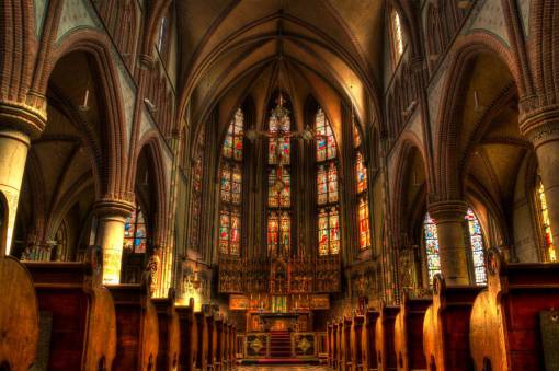 cruzado Iglesia religión vidrieras arcos bancos pasillo cruz