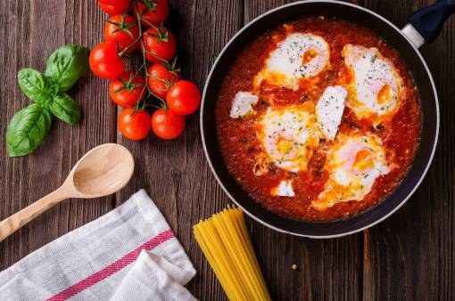 a base de hierbas elementos esenciales de cocina sartén fresca albahaca hierbas pasta