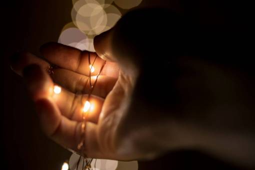 navideo mano oscura navidad luz temporada navideña bokeh