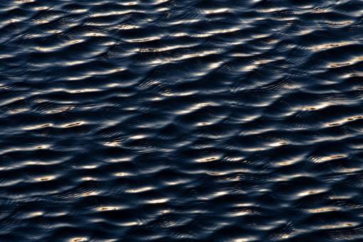 patron de onda ondas de agua oscura lago naturaleza al aire libre ondulaciones