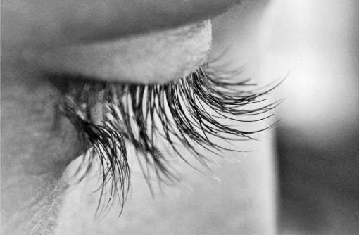 cosmos pestañas macro cerrar persona cosméticos en blanco y negro