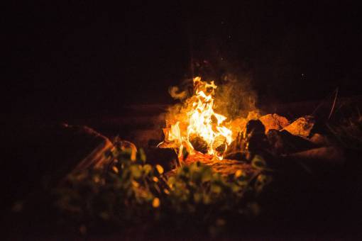 camping fuego noche oscura camping viajes aventura chispa