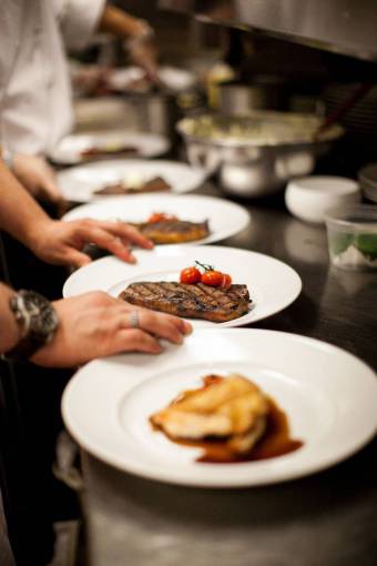 filete comida chef restaurante trabajador cocinero trabajando preparación