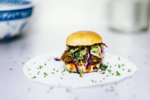 platina comida estilo chapado hamburguesa ensalada de col bollos bokeh
