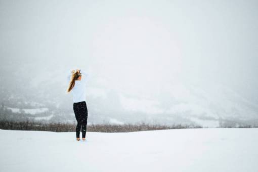 nevado niña mujer gente rubia pelo largo nevando frío