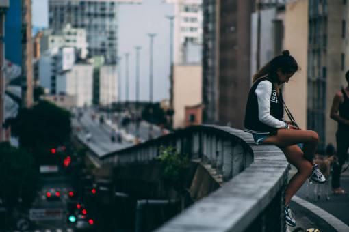 estilo de vida urbano niña mujer gente fotógrafo puente ciudad urbana