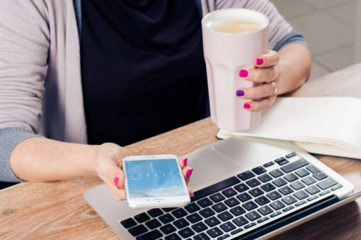 telefono inteligente niña mujer gente teléfono inteligente móvil macbook computadora