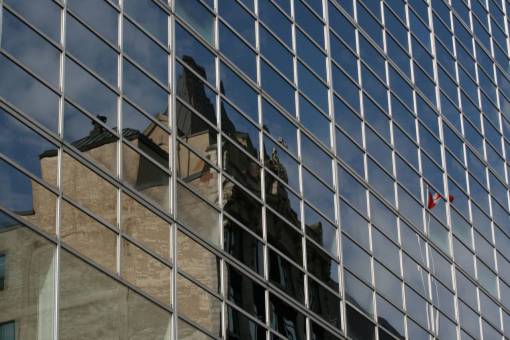 alto edificio de vidrio muro de la ciudad reflexión bandera alta