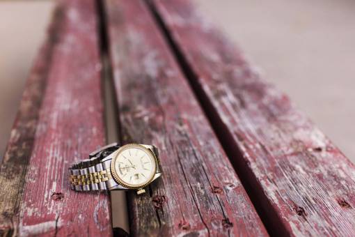 banco de madera reloj de oro plata madera banco rojo