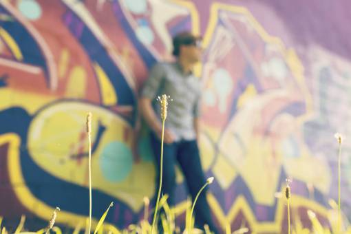 camisa graffiti mural pintura en aerosol chico pantalones camisa gafas de sol